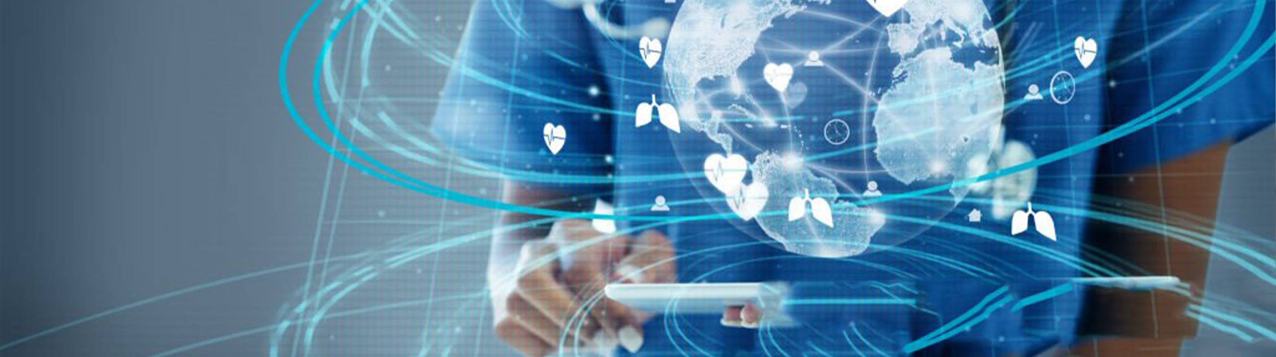 Rappresentazione concettuale della telemedicina e della collaborazione globale: un operatore sanitario in divisa blu interagisce con un tablet mentre un globo digitale, circondato da icone mediche e flussi di dati luminosi, fluttua in primo piano
